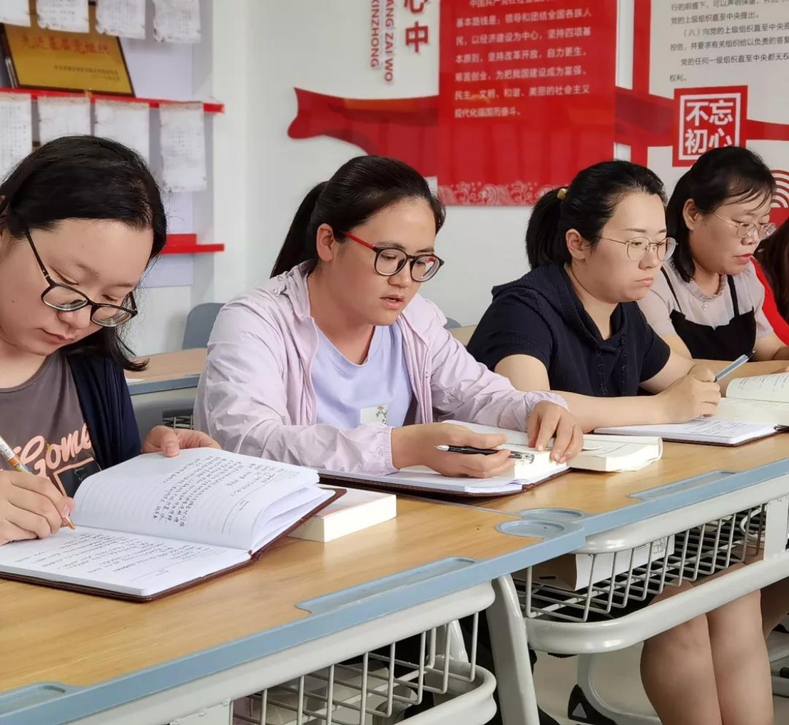 结合自己的工作和生活，深入剖析了自己作为一名教师党员的责任和义务。